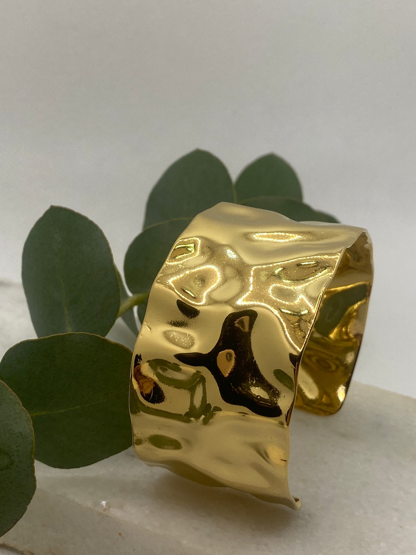 Irregular golden bracelet