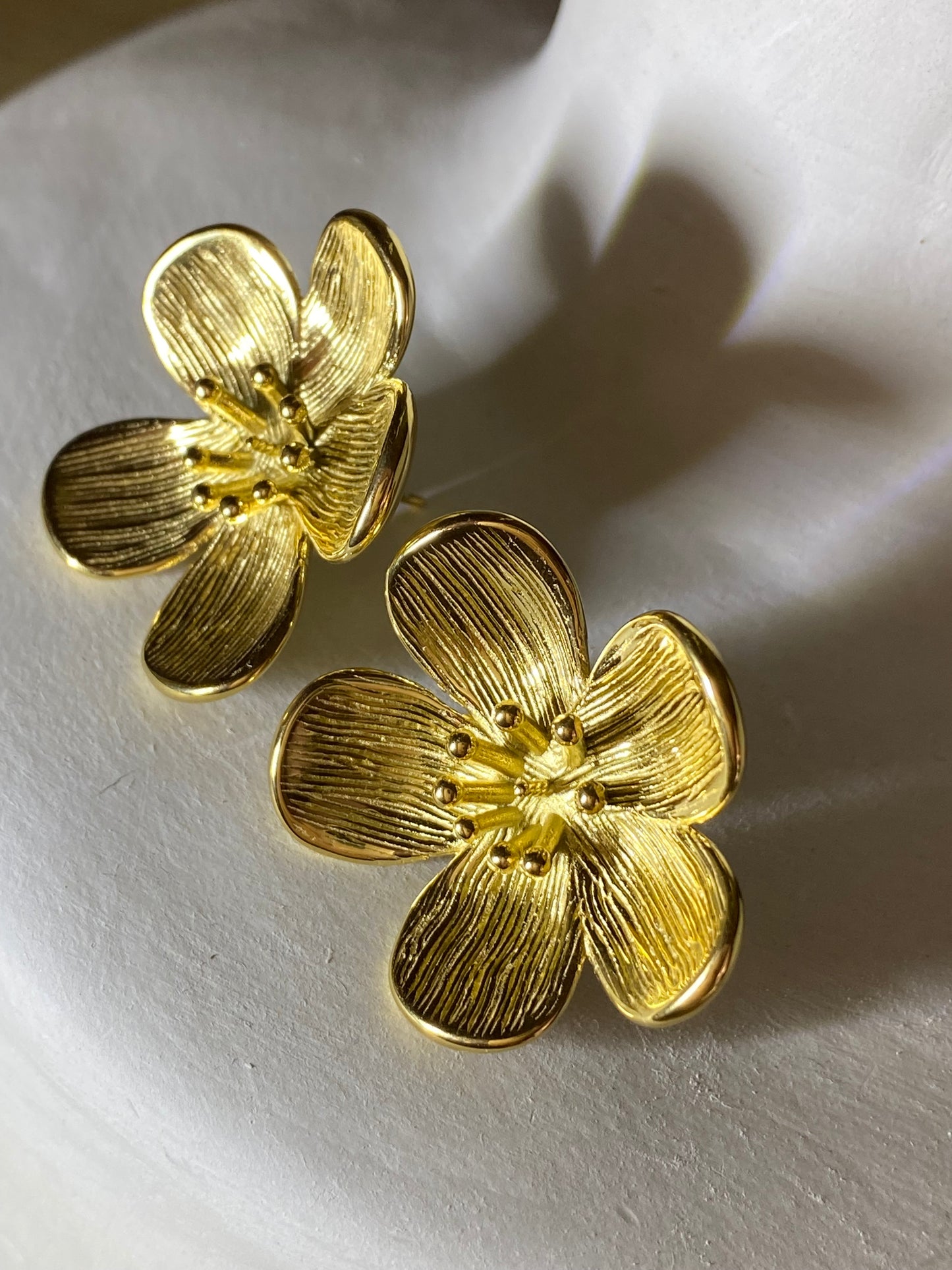 Pendientes dorados flor