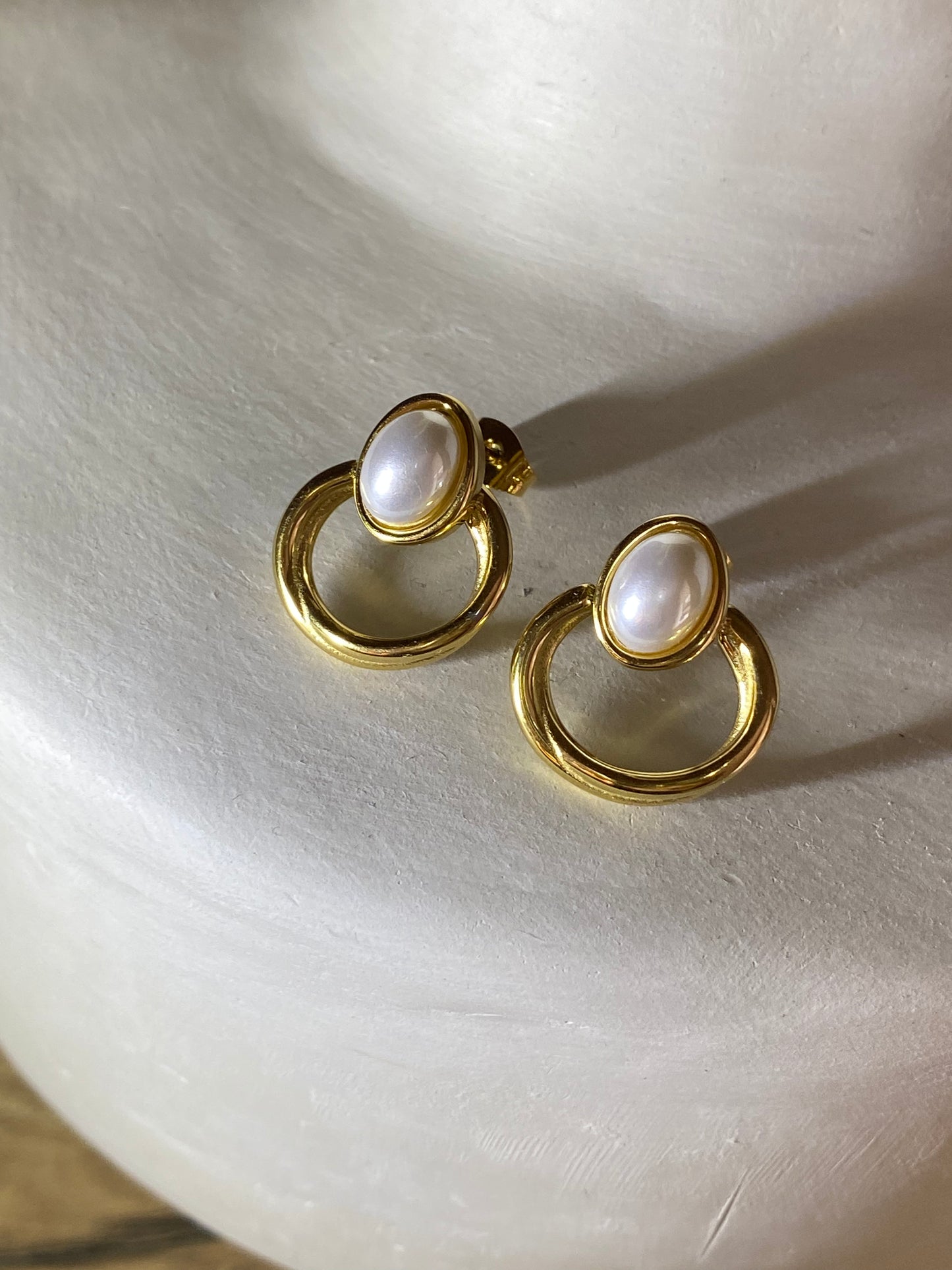 Pendientes dorados con perlita