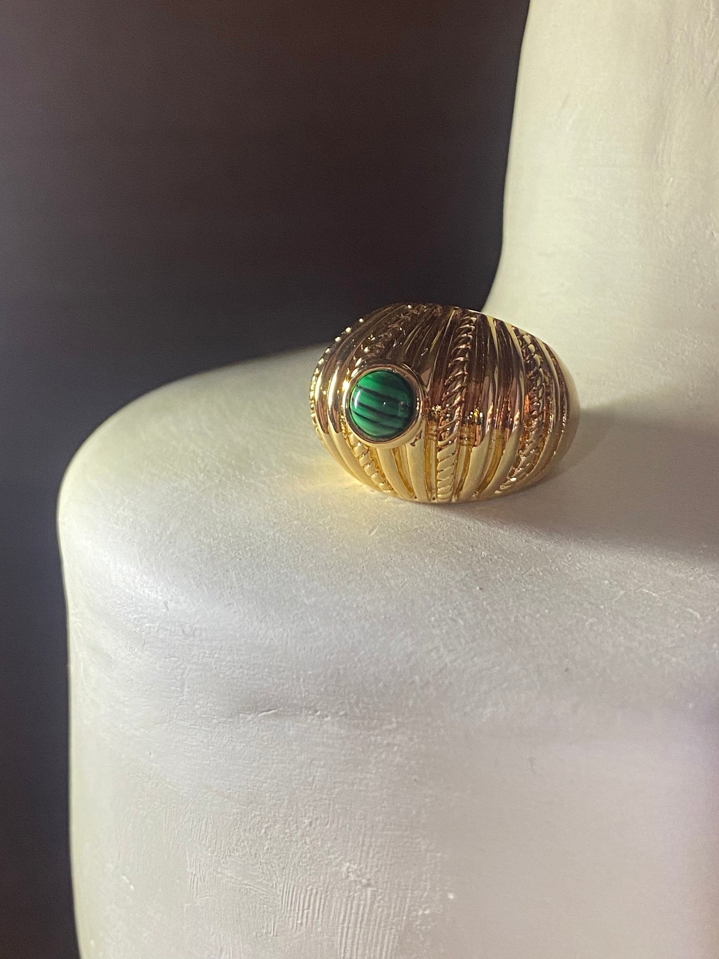Maxi anillo dorado con detalle en verde