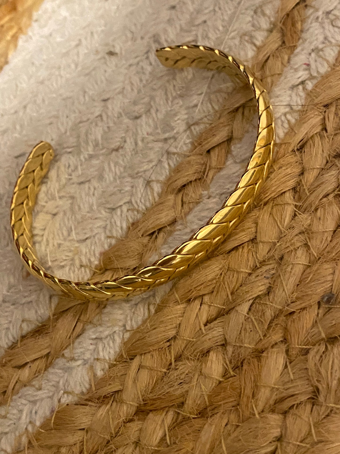 Pulsera rígida trenzada dorada