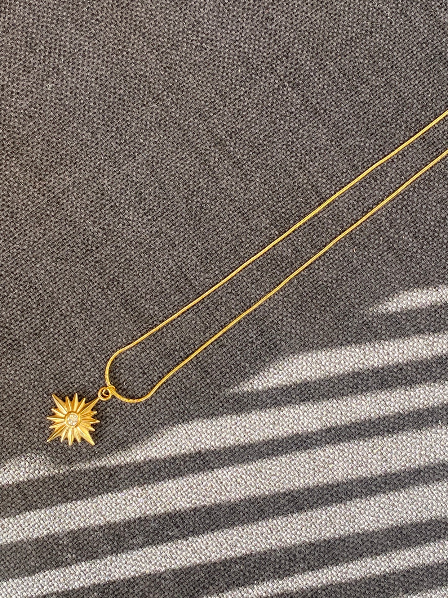 Cadena con colgante con estrella y circonita
