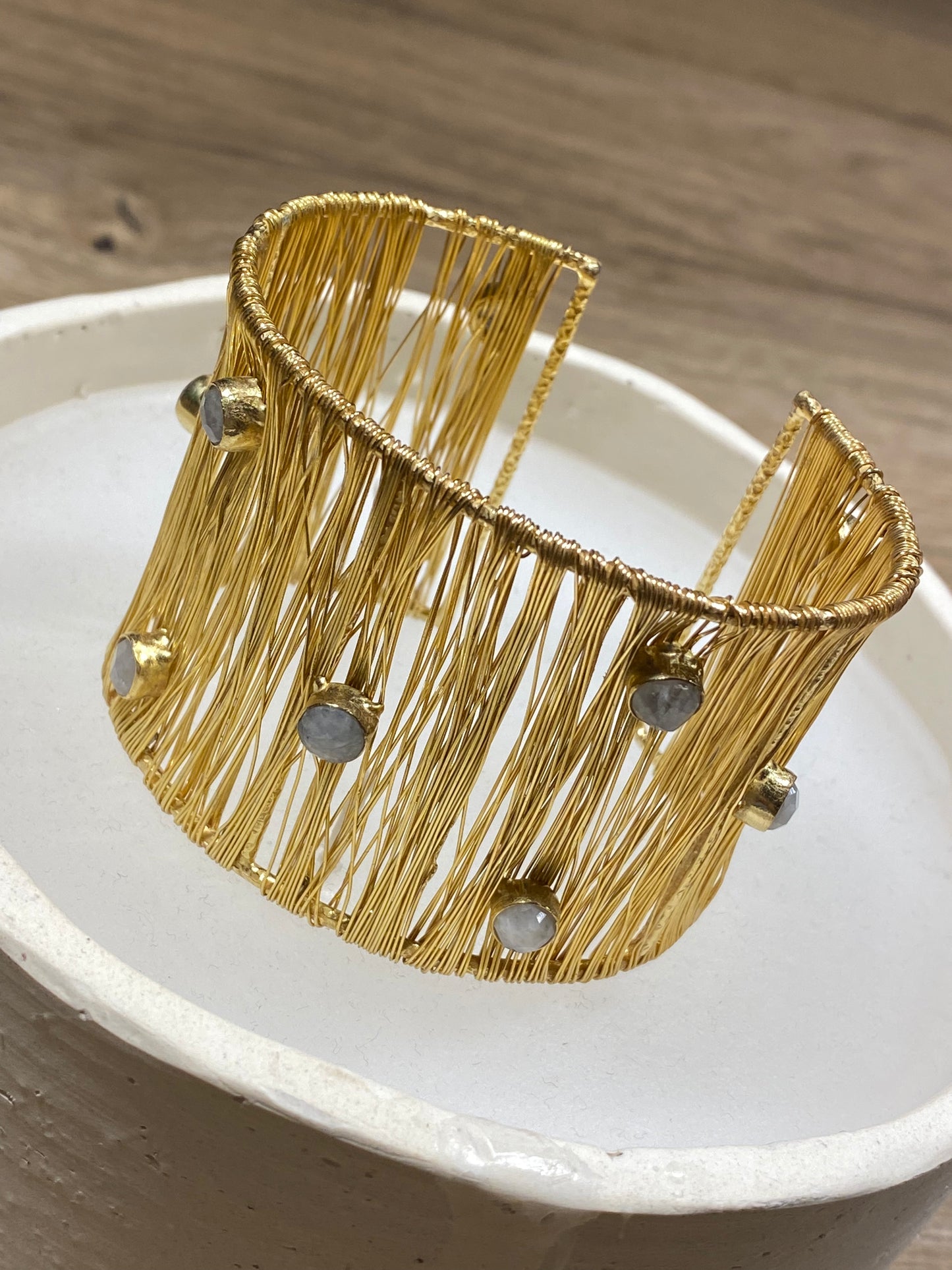 Brazalete dorado con piedras