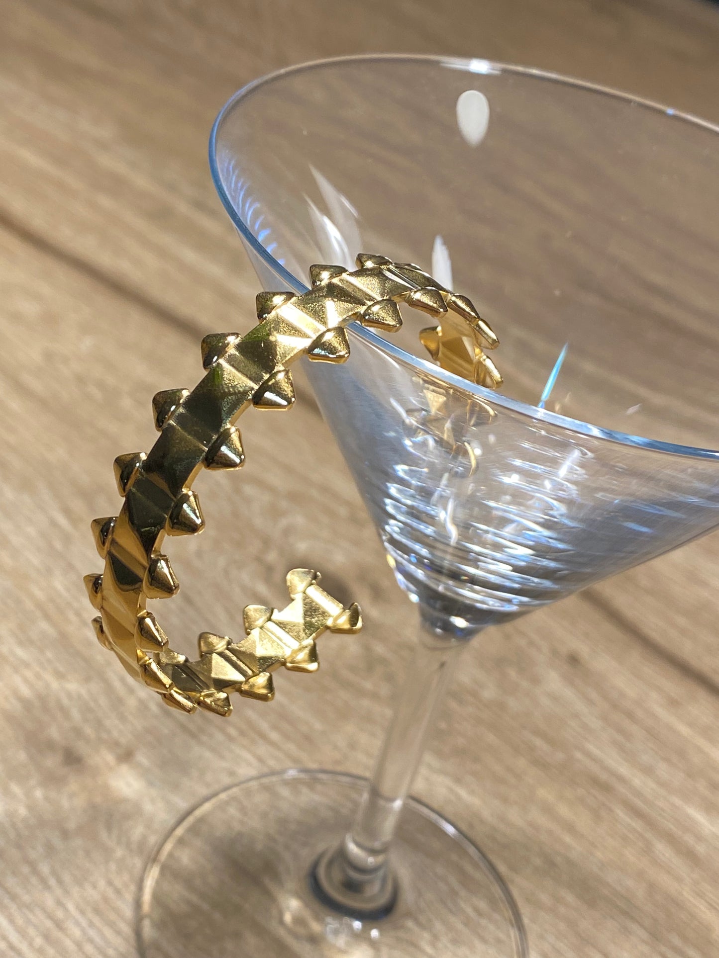 Brazalete dorado con pinchos