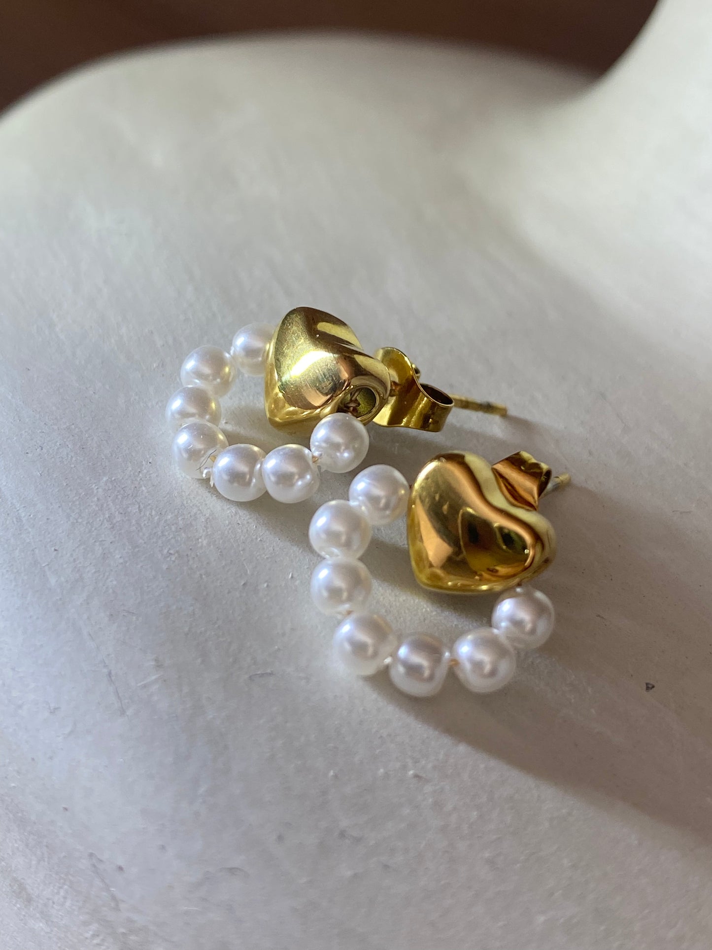 Pendientes corazón con perlitas