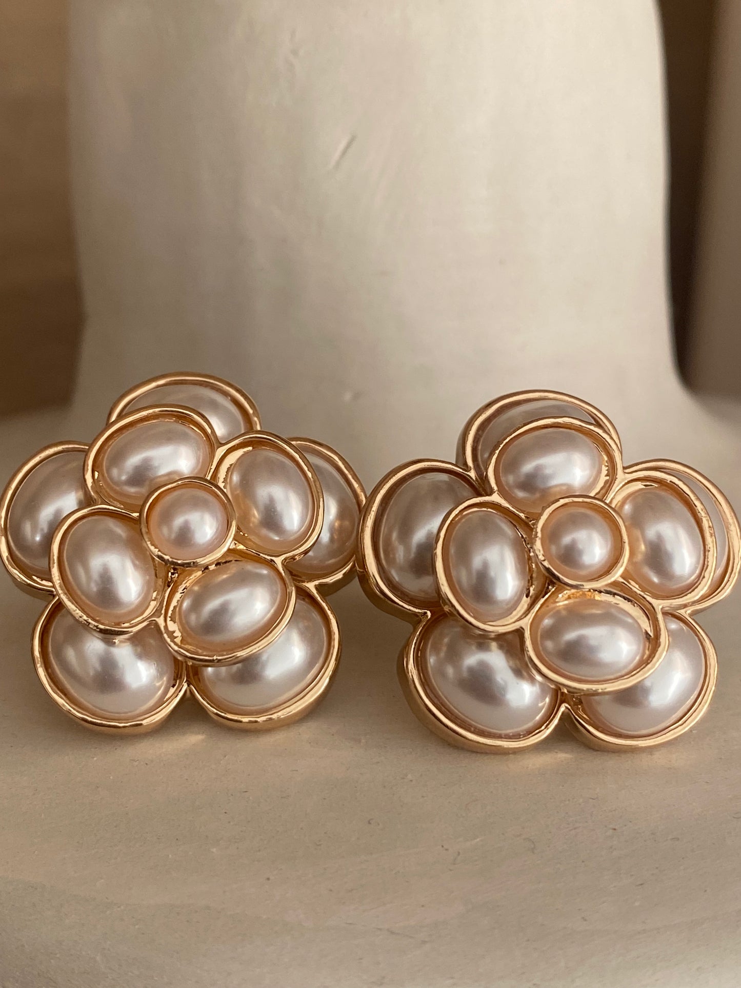 Pendientes dorados flor con detalle de peritas