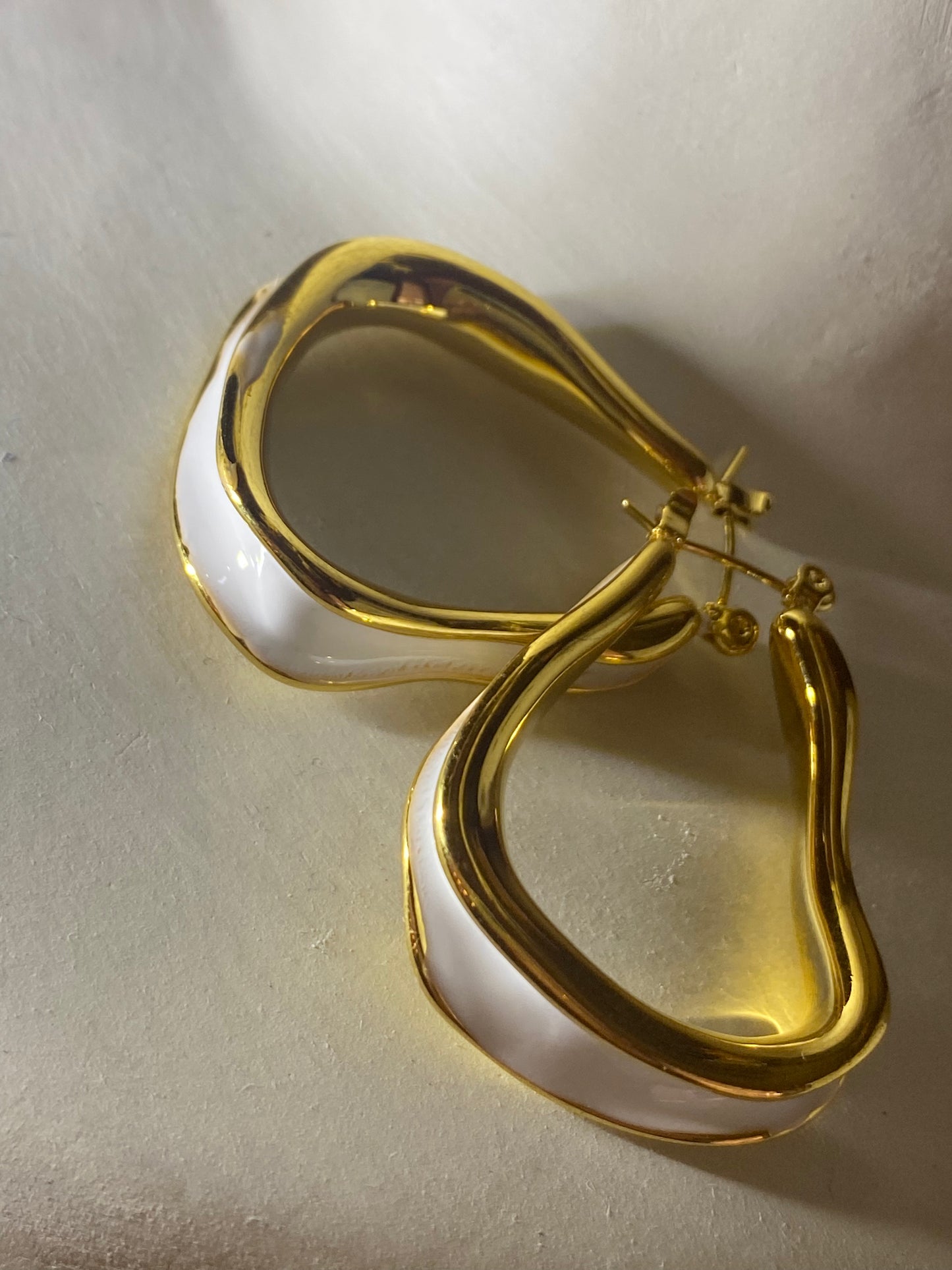 Aros irregulares con esmalte blanco