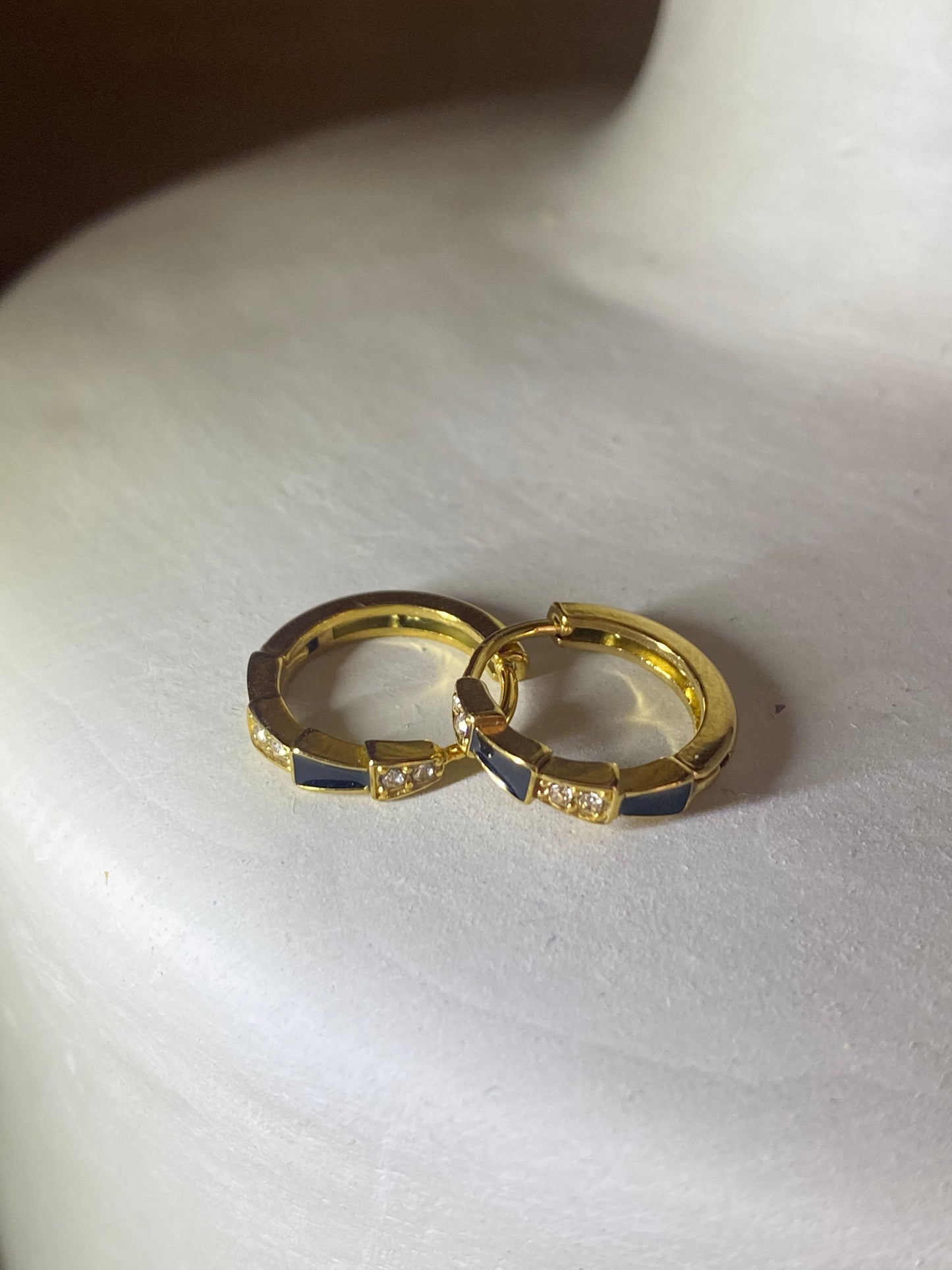 Aritos con detalles negros y circonitas