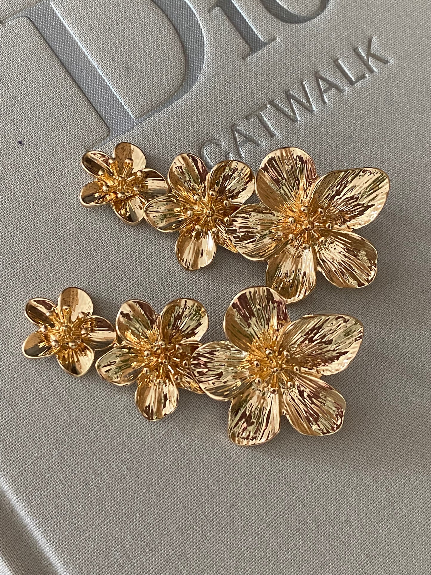 Maxi pendientes flores dorados