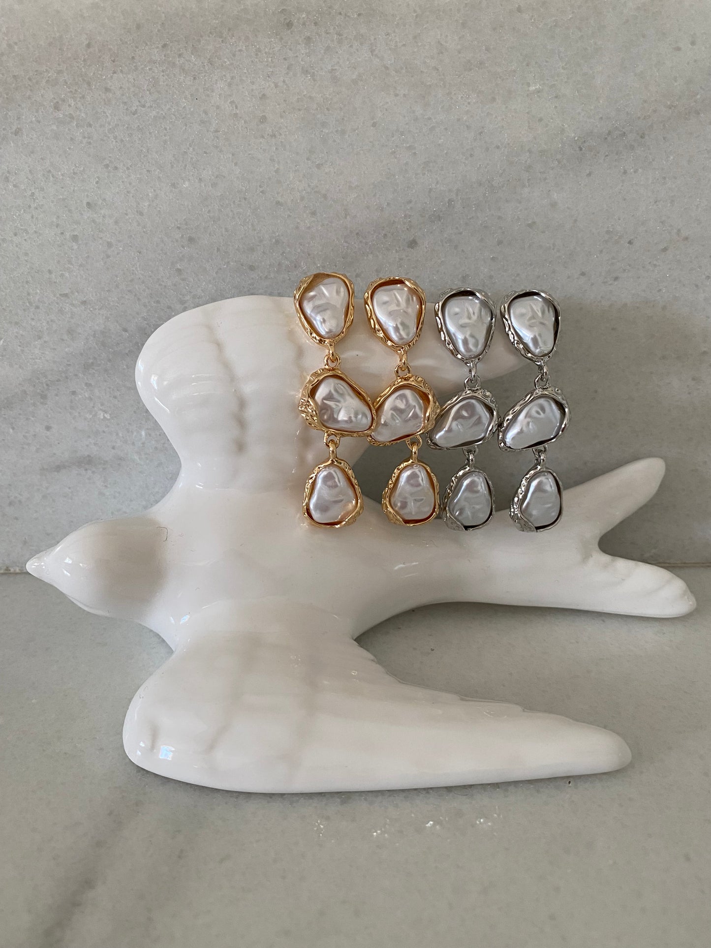 Pendientes largos detalles perlas