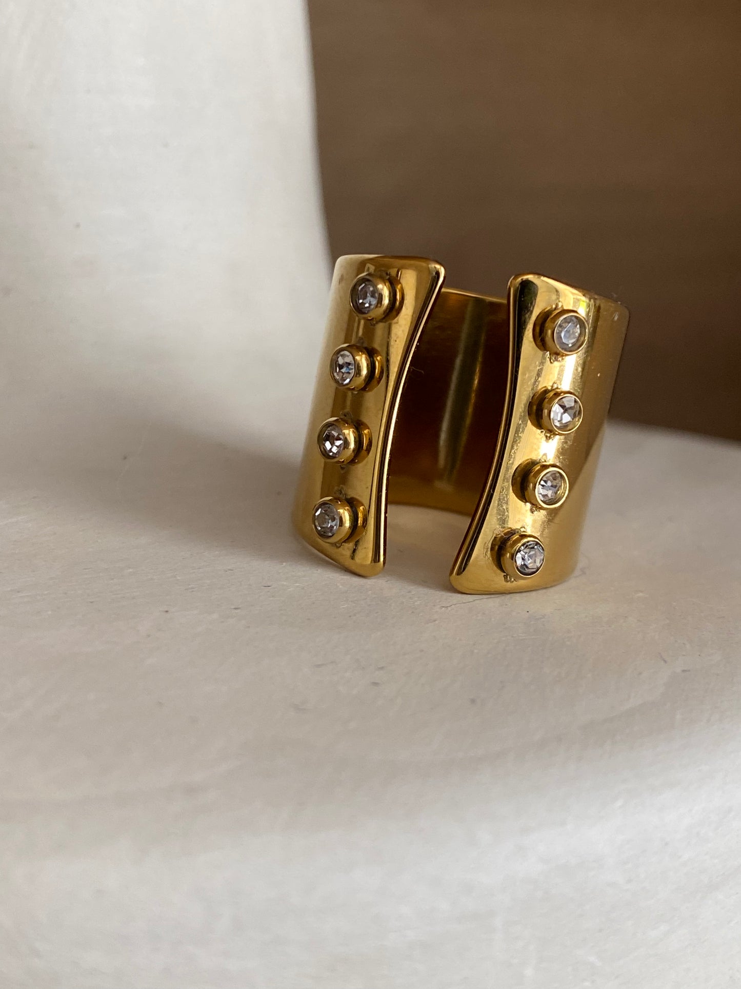Anillo abierto circonitas