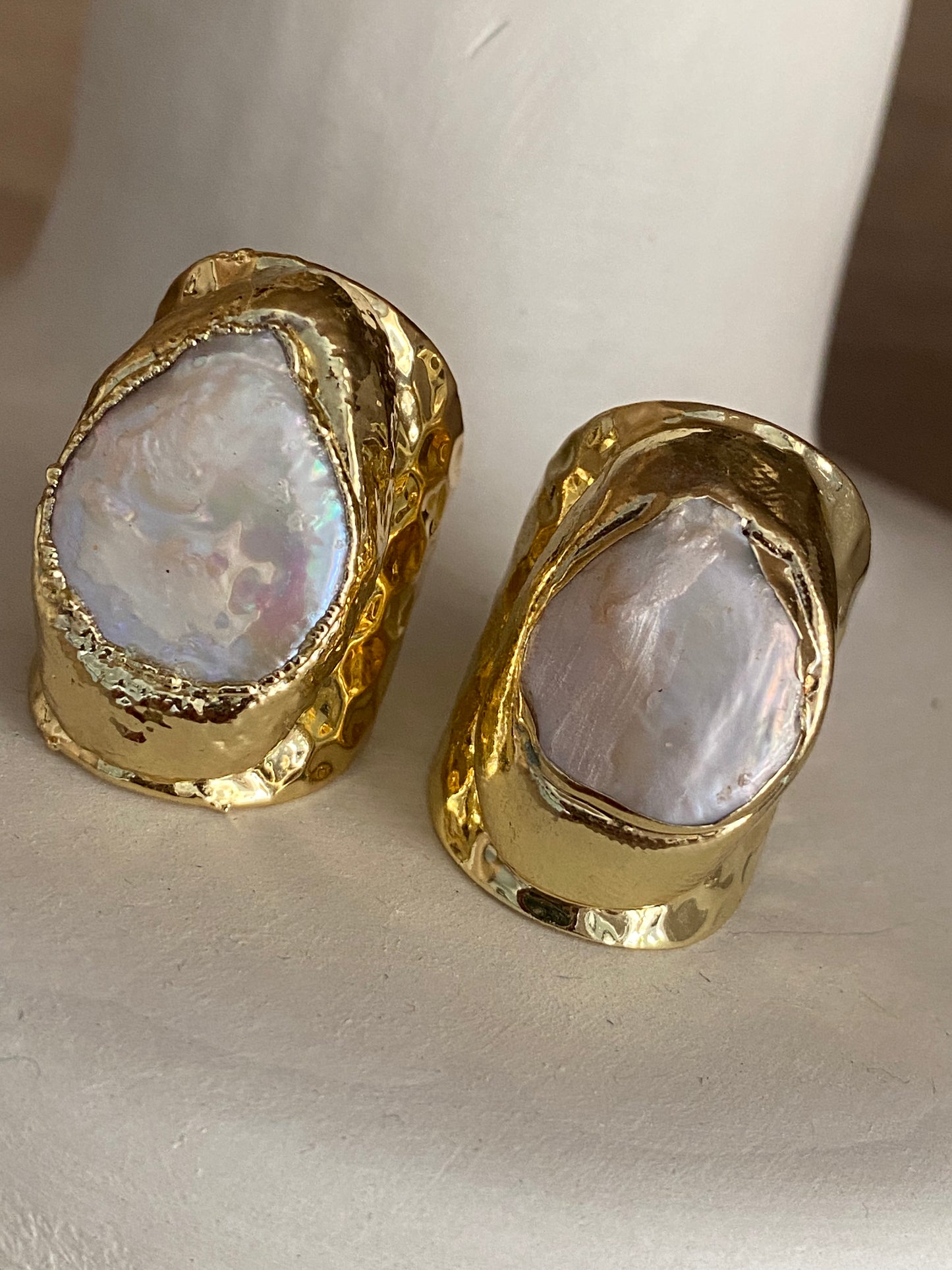 Anillo dorado con piedra natural perlada