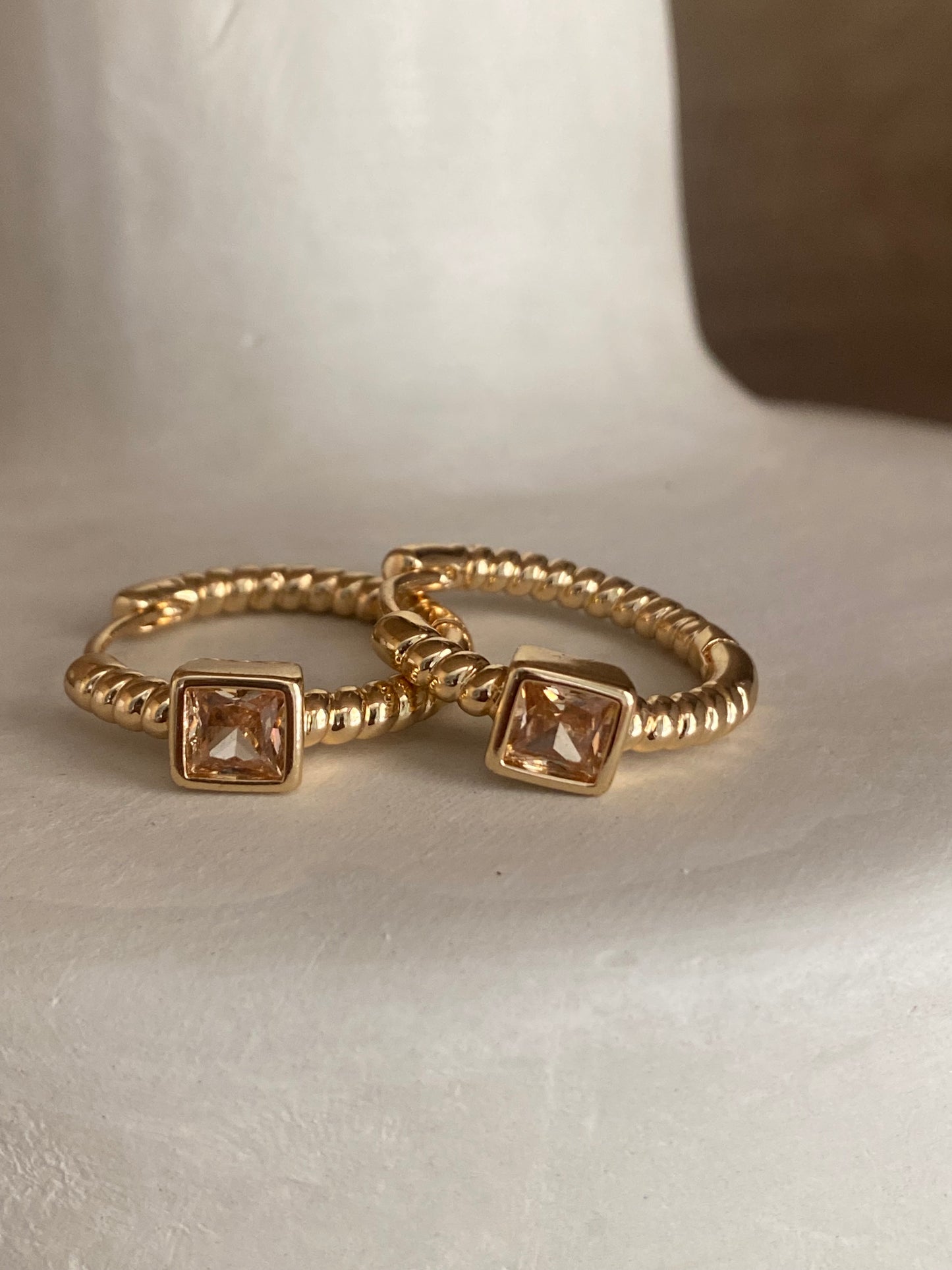 Aros dorados con circonita