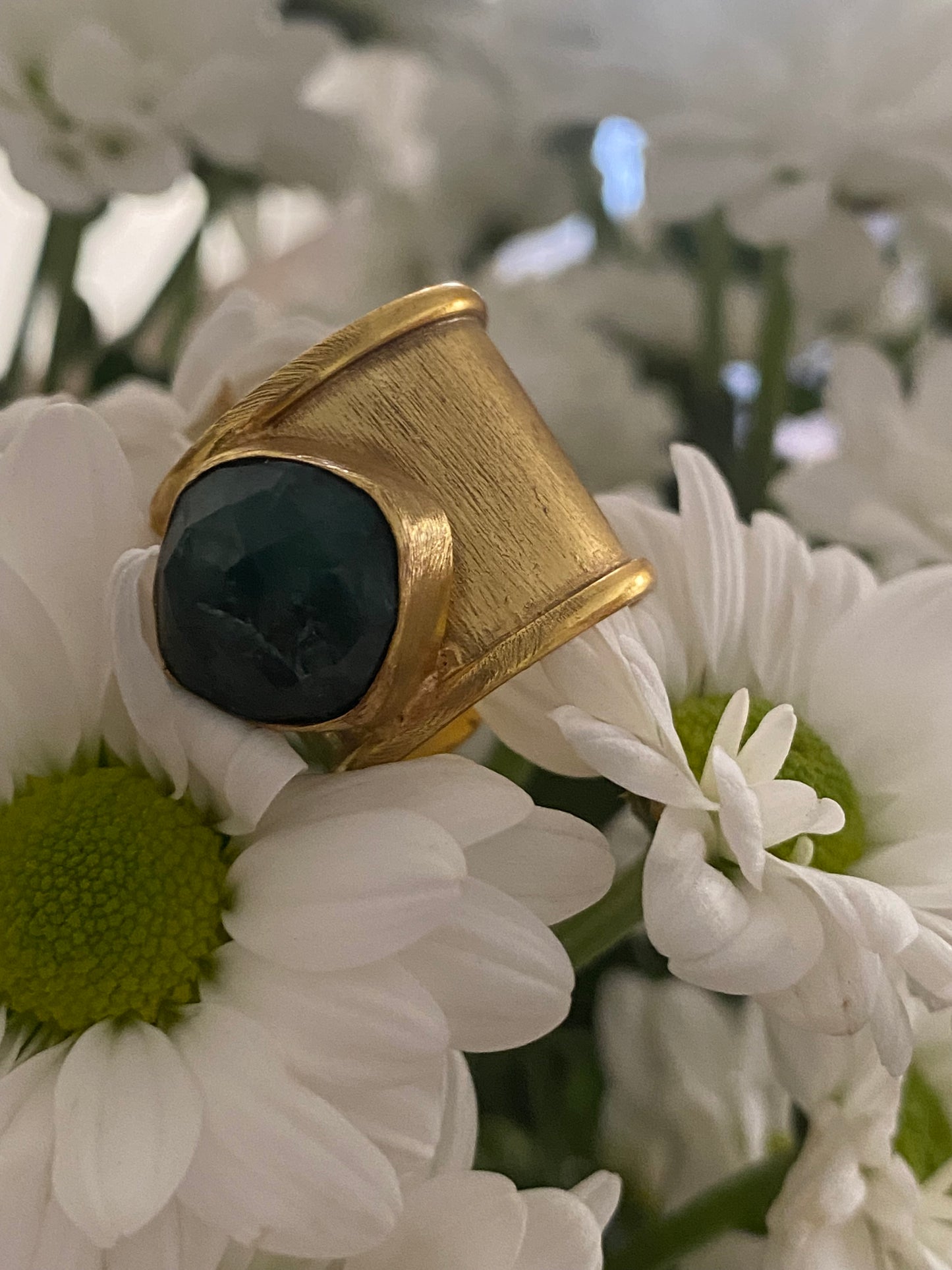 Anillo dorado con piedra natural