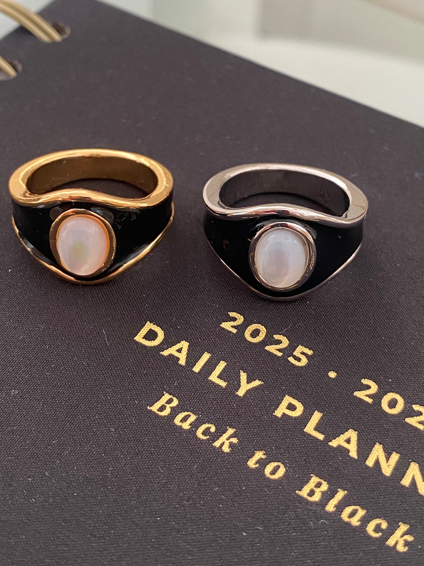 Anillos esmaltados con detalle en nácar