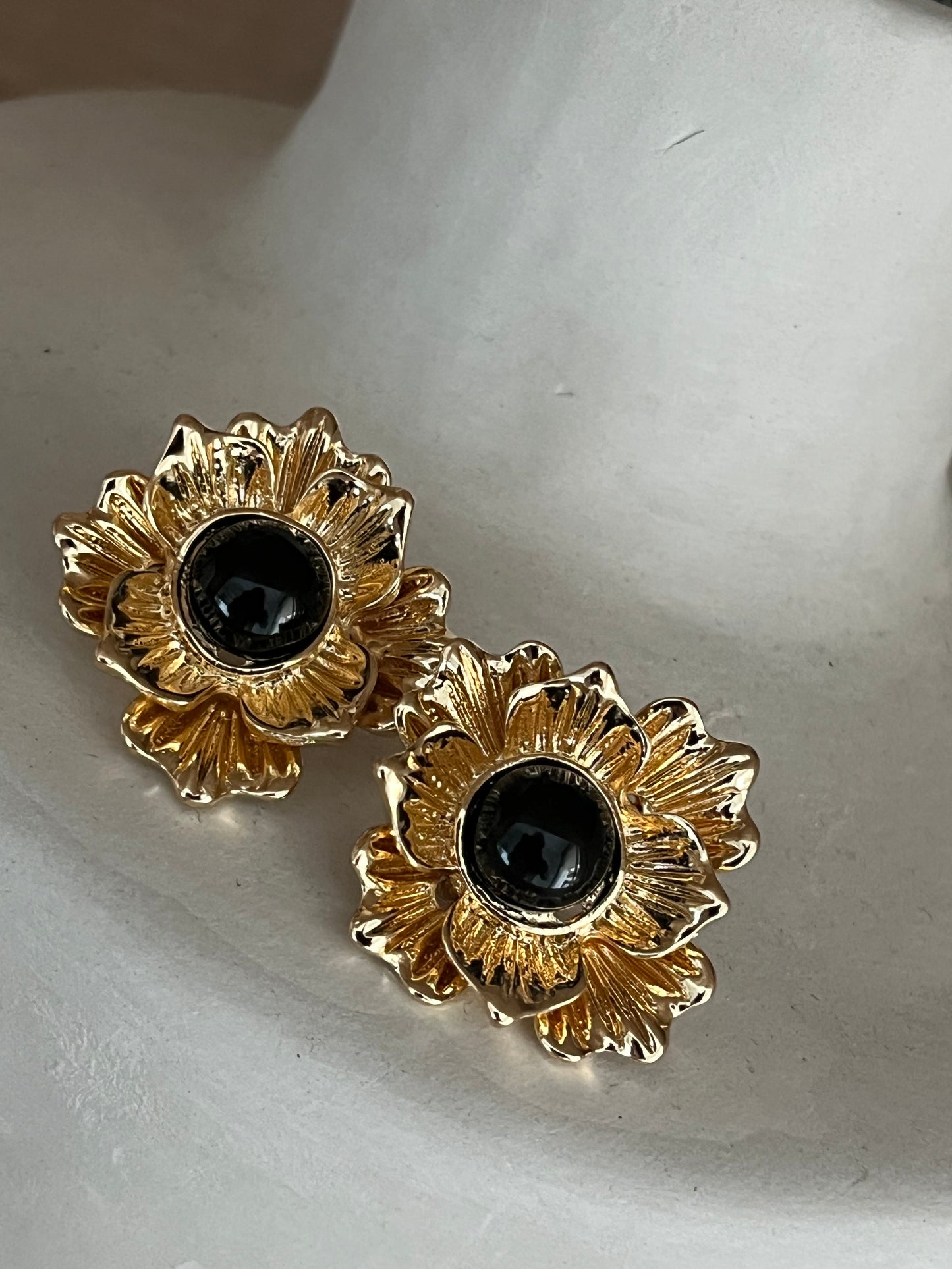 Pendientes flores detalle negro