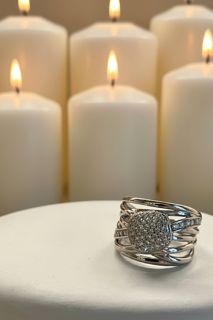 Anillo cruzado con detalle central
