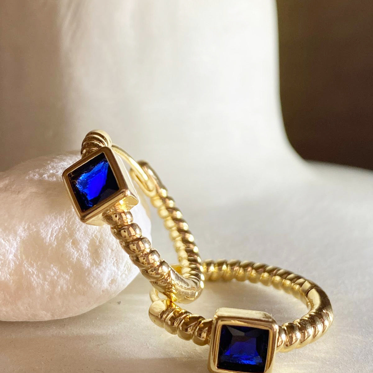 Aros dorados con circonita