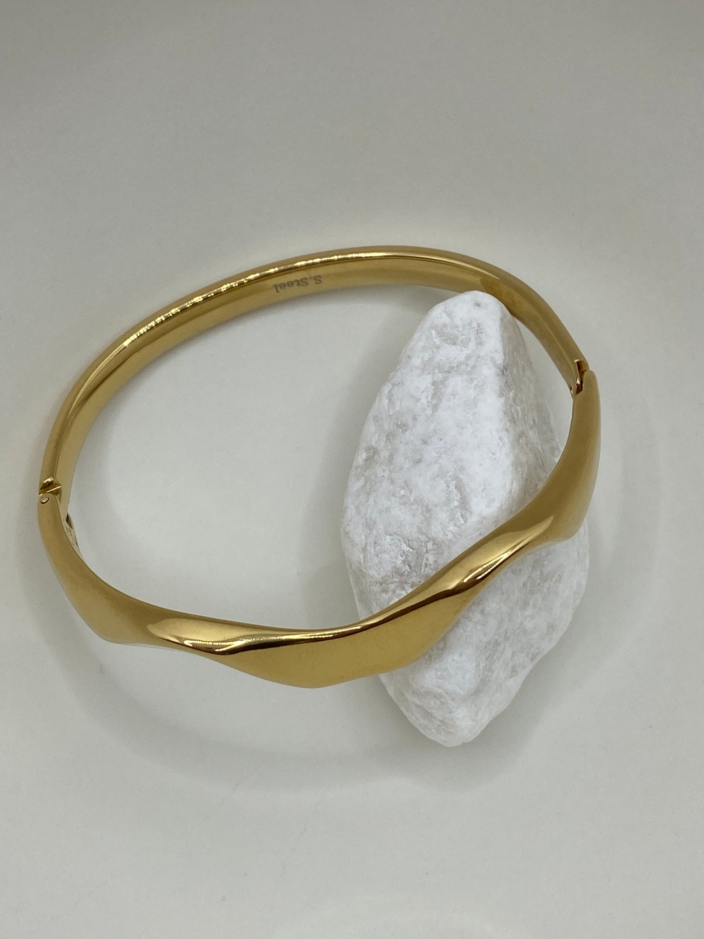 Brazaletes dorado y plateado