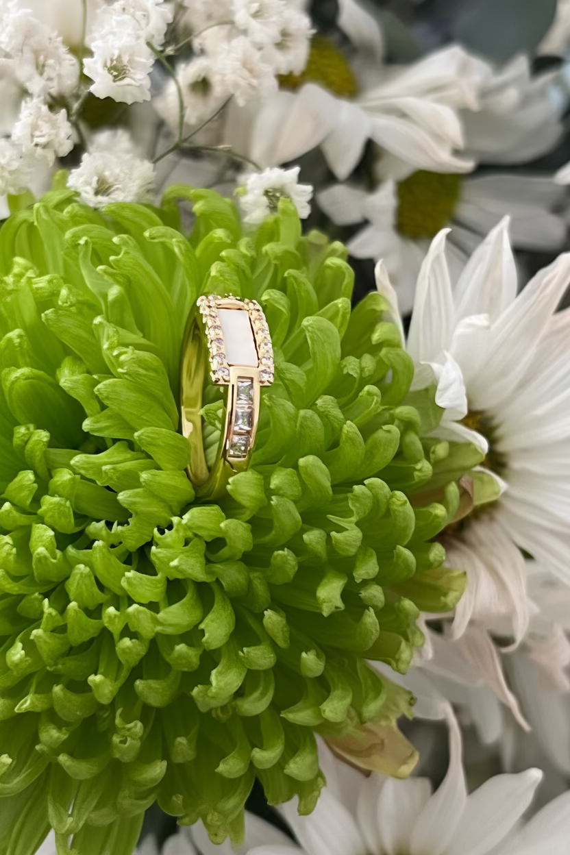 Anillo circonitas y nácar