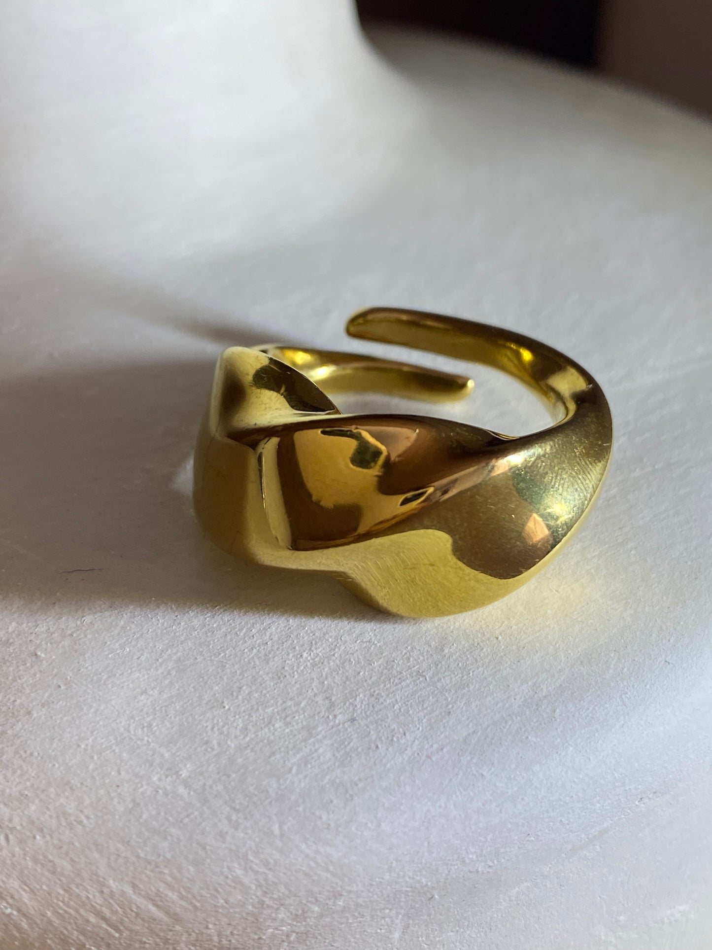 Anillo dorado irregular