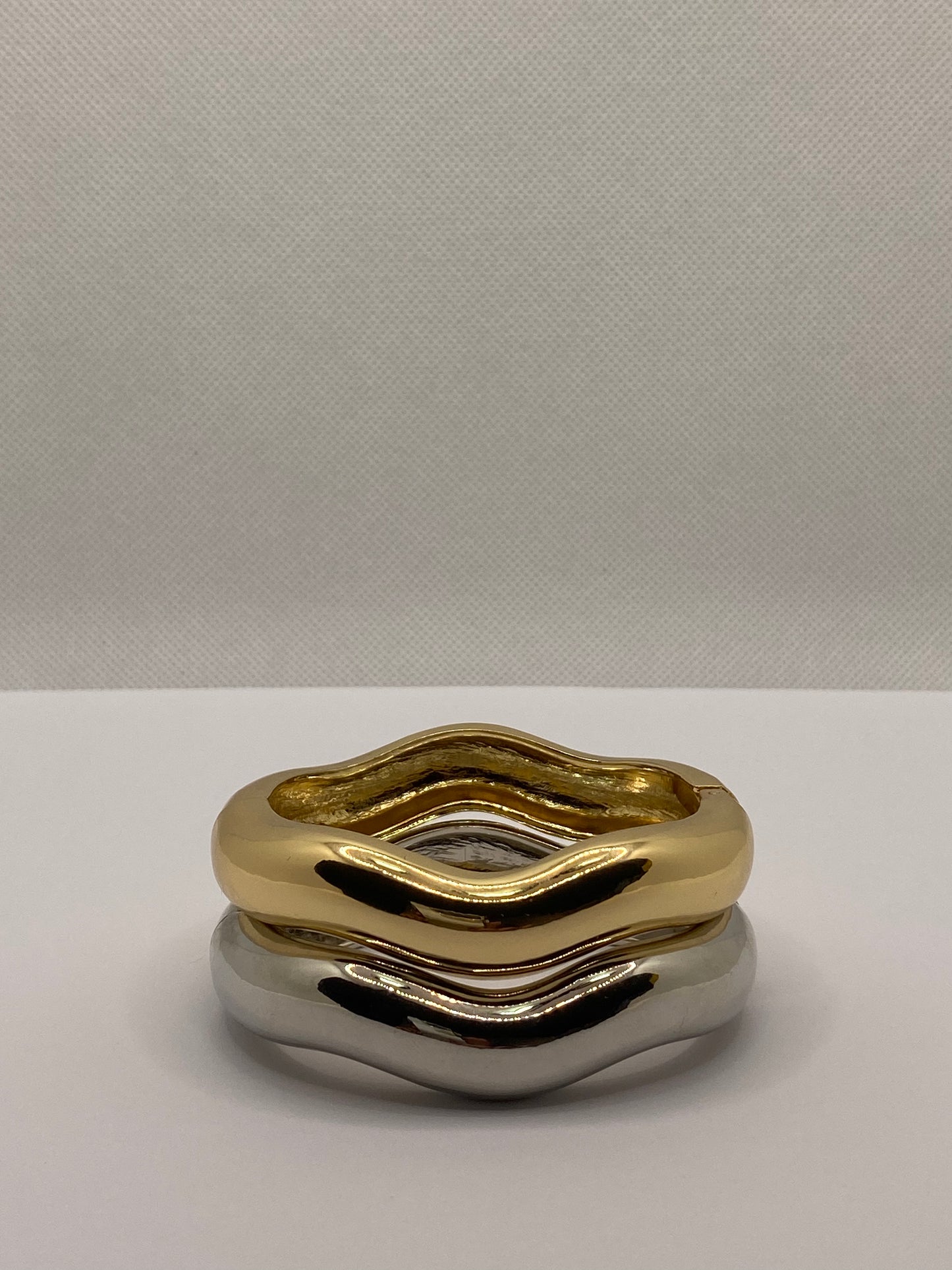 Brazaletes rígidos dorado y plateado