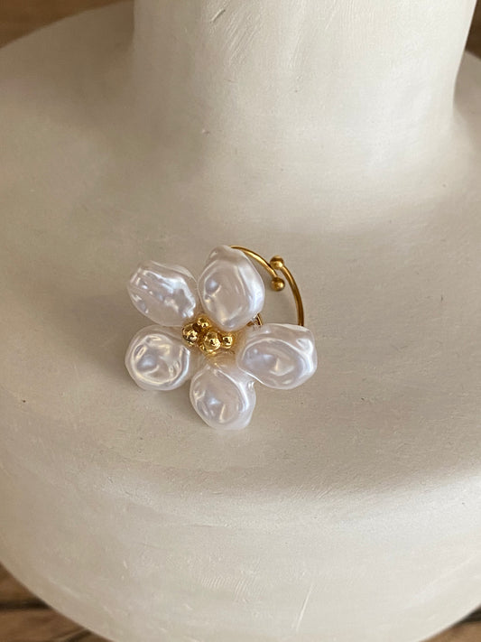 Adjustable golden flower ring