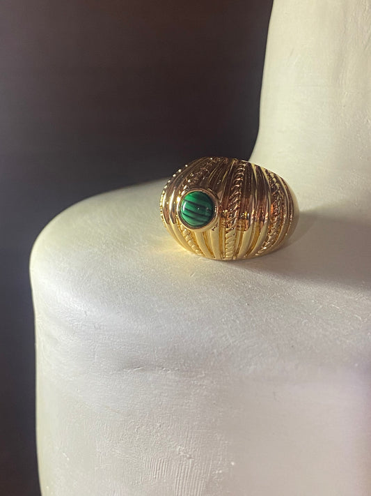 Maxi gold ring with green detail