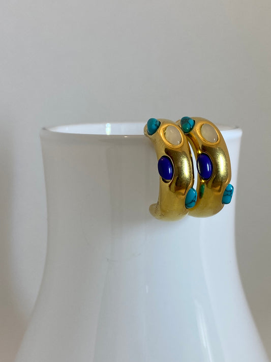 Aros dorados con piedras