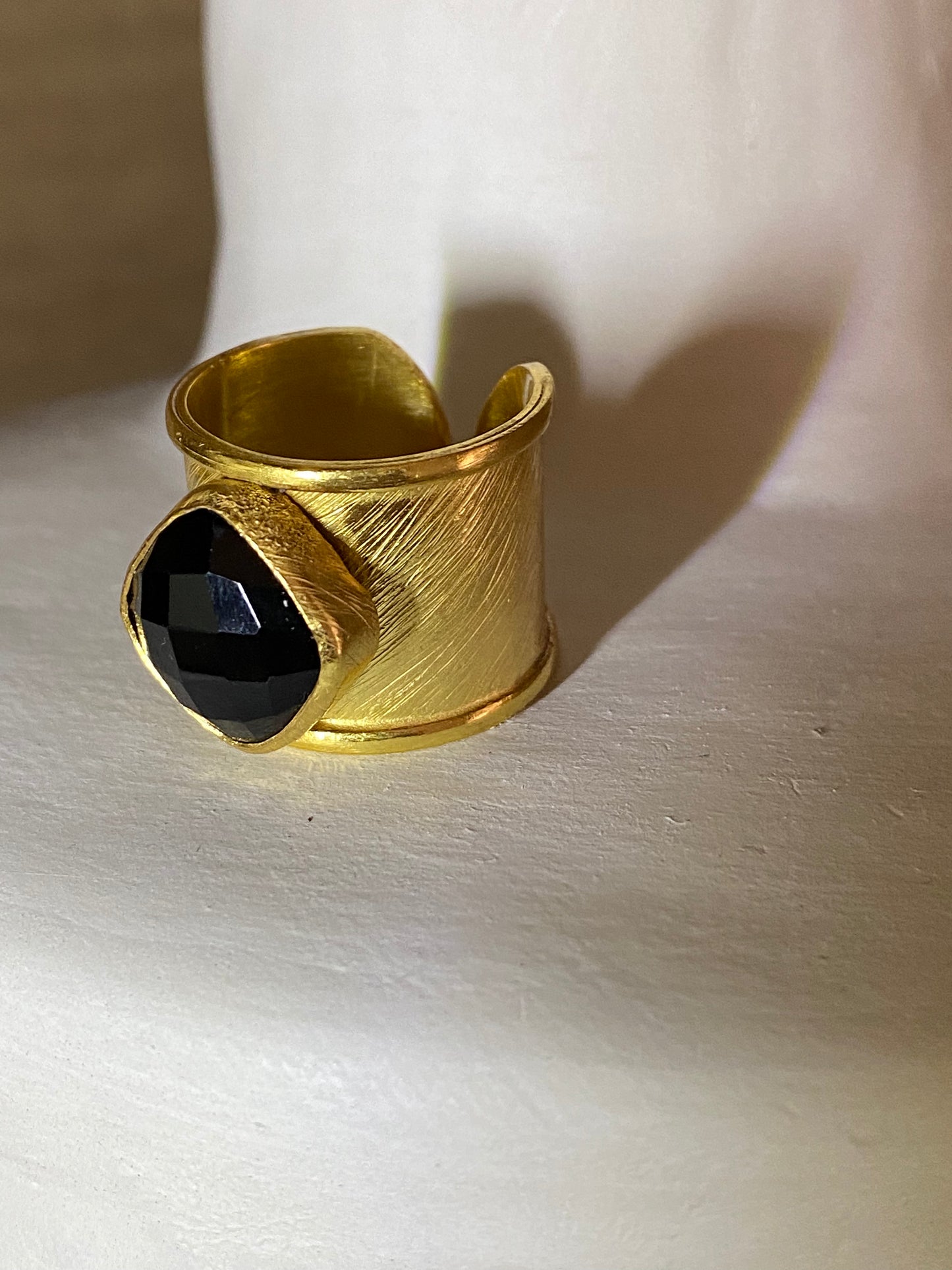 Anillo dorado con piedra natural