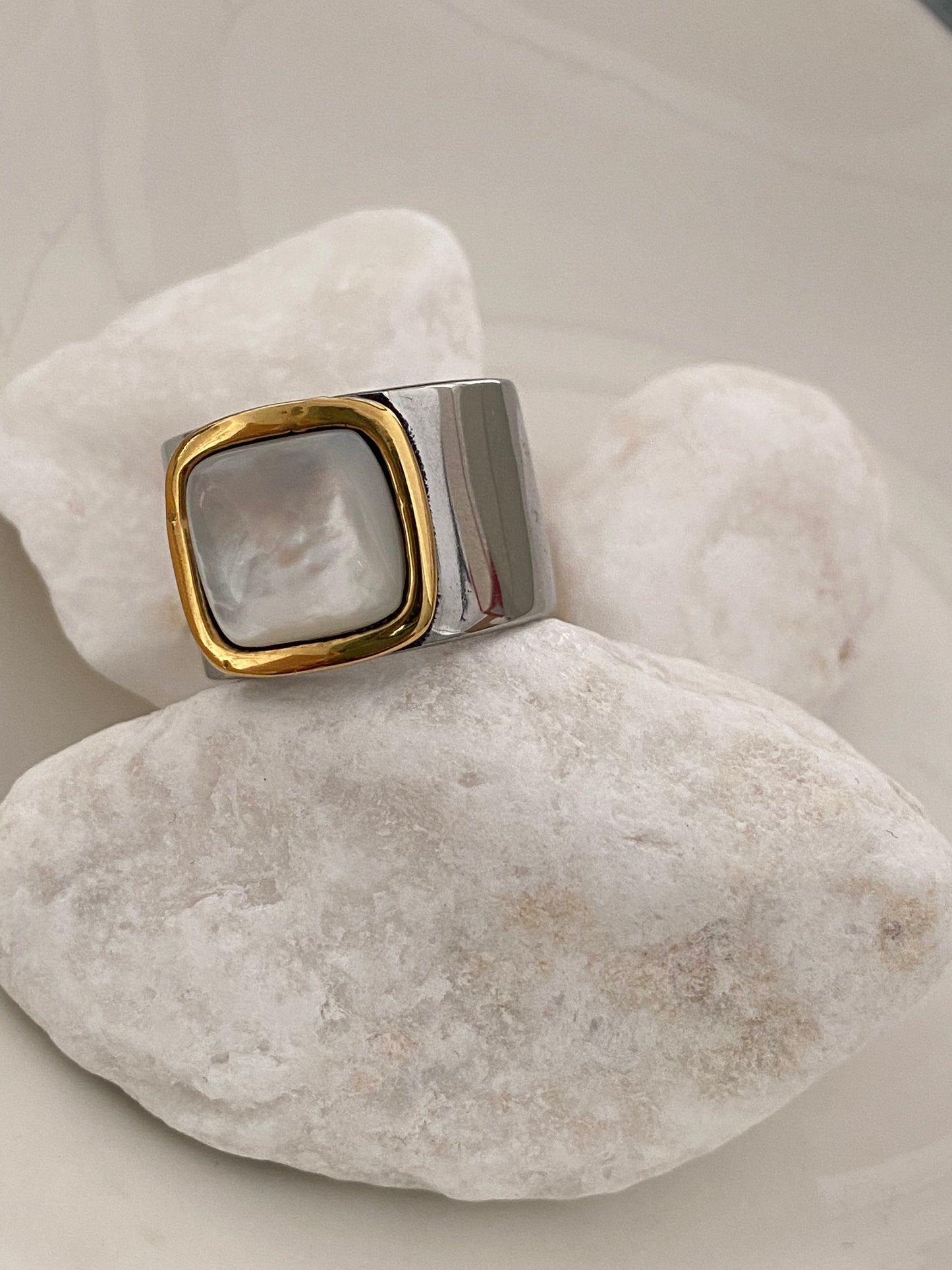 Anillo tipo sello plateado con nácar