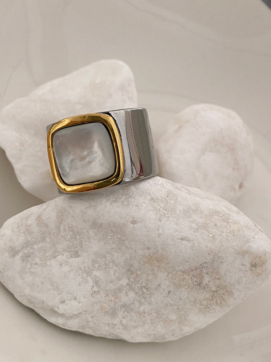 Anillo tipo sello plateado con nácar