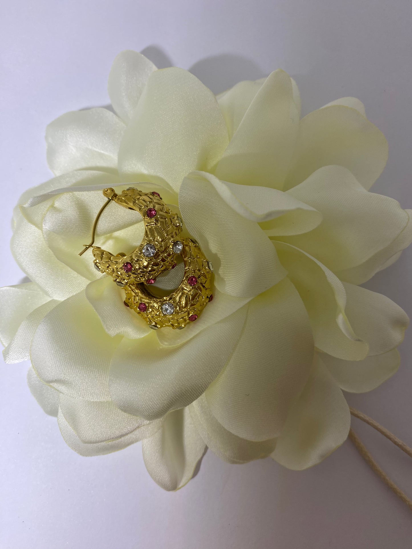 Pendientes dorados con circonitas rosas