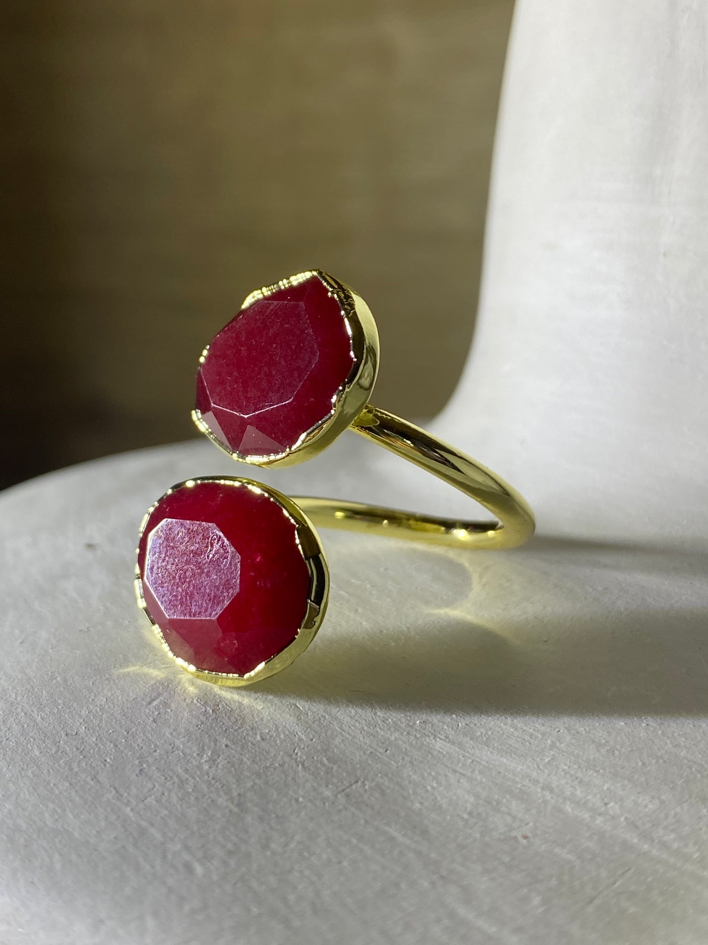 Anillo abierto con piedras naturales rojas