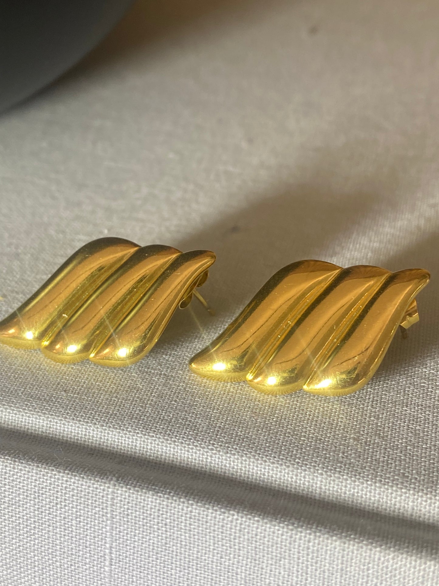 Pendientes dorados alas