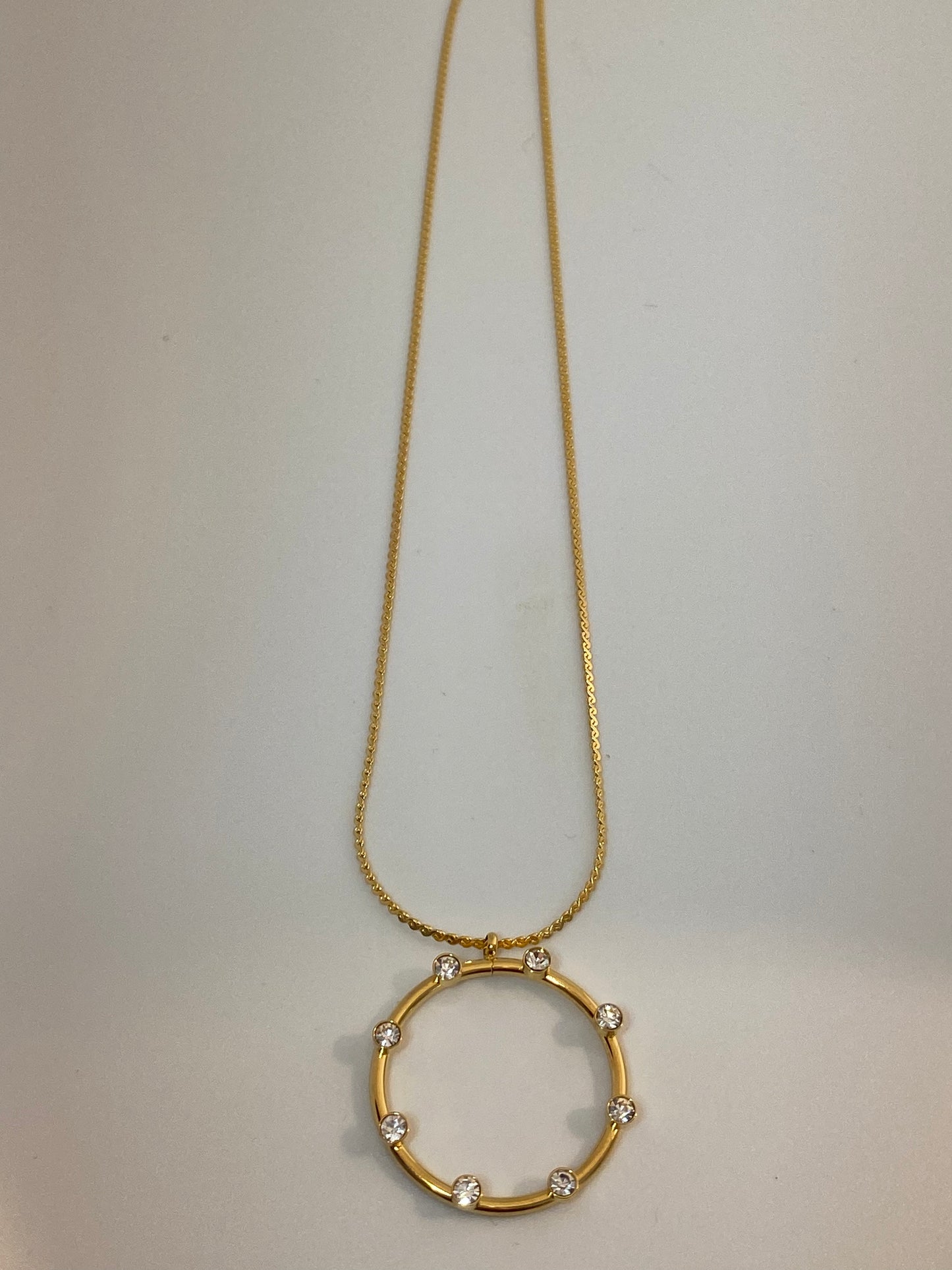 Round gold pendant with zirconia details