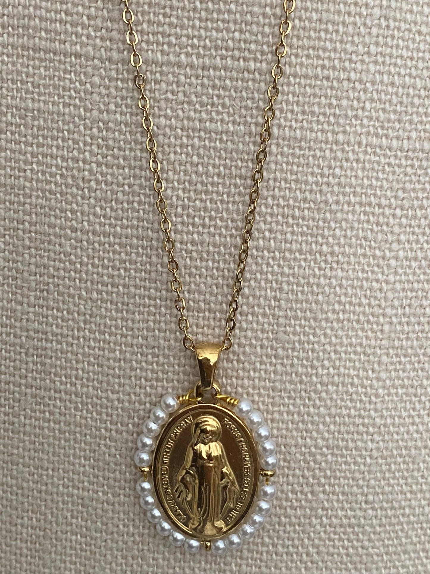 Medallita con Virgen y perlitas