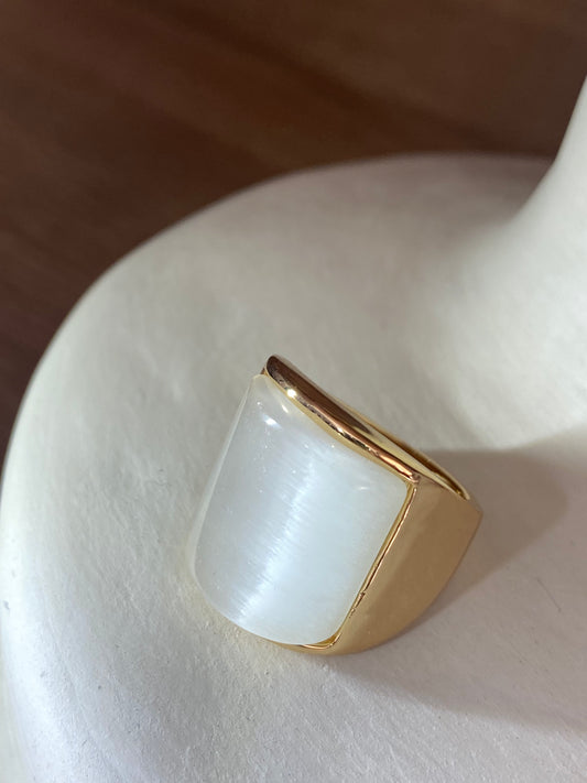 Anillo dorado con nácar