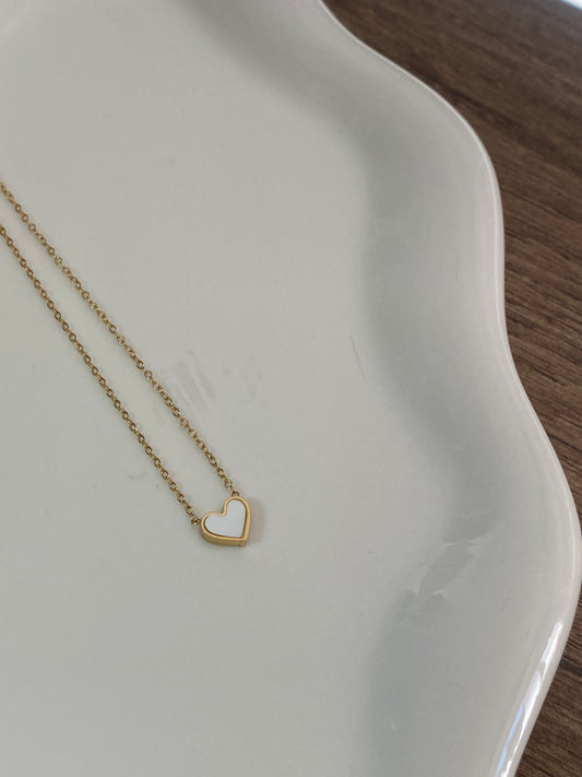 Chain with mini mother-of-pearl heart