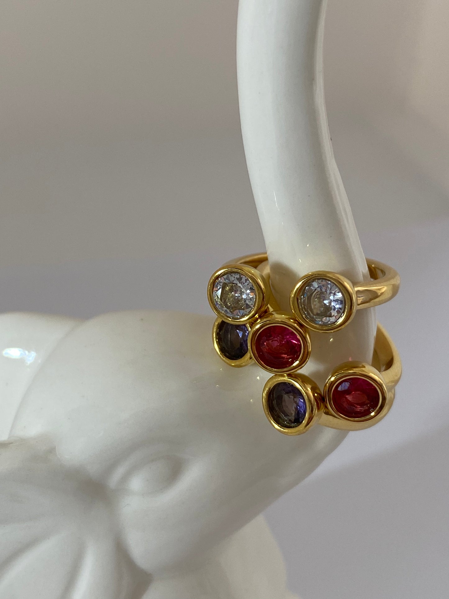 Anillos dorados abiertos con circonitas
