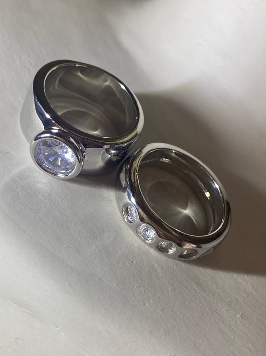 Silver rings with zircons