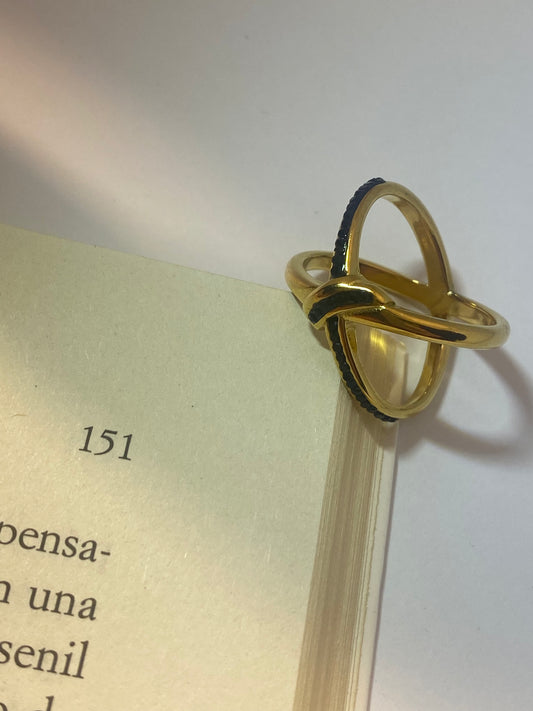 Anillo cruzado con circonitas negras