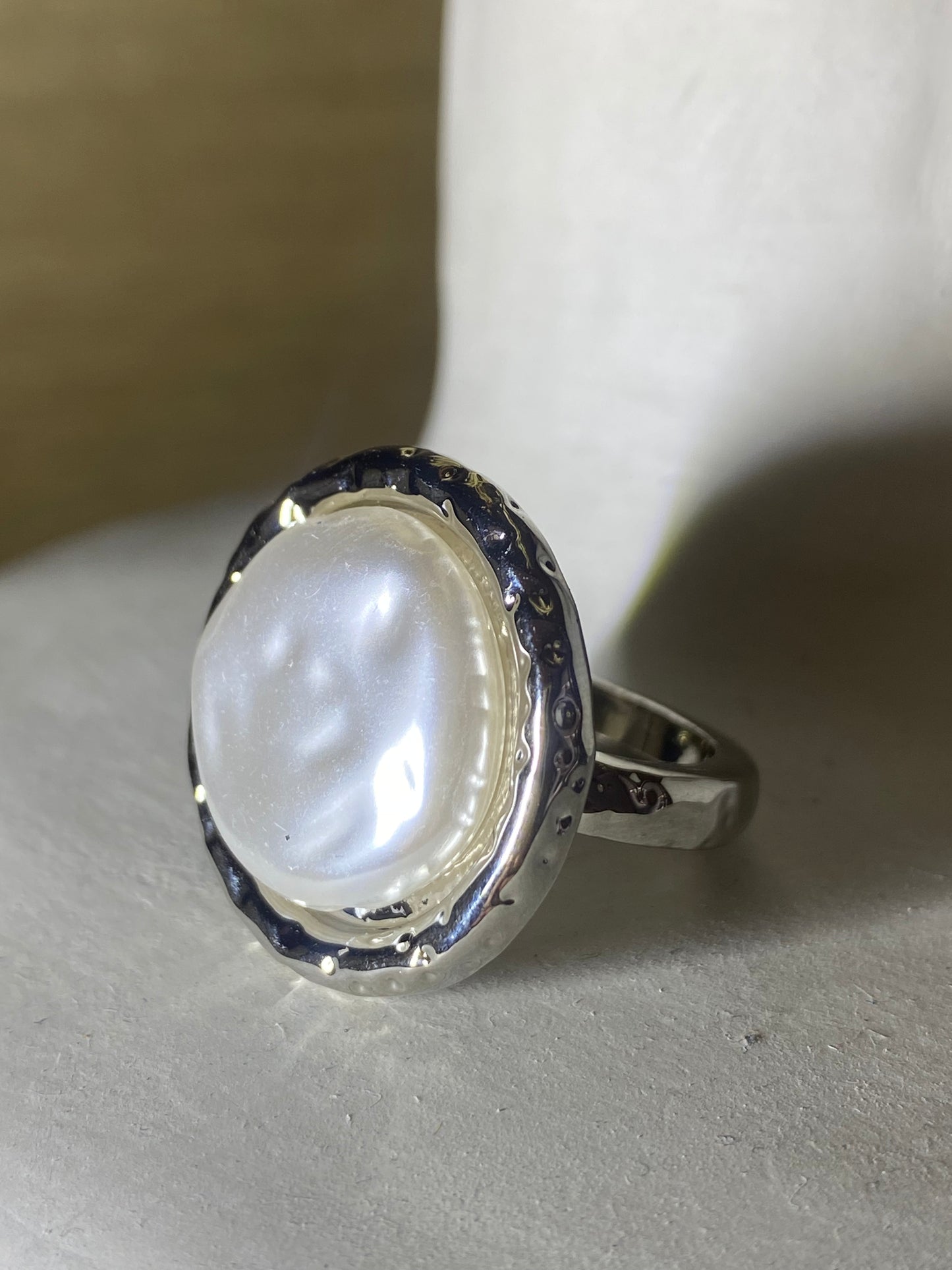 Anillo plateado con detalle perla
