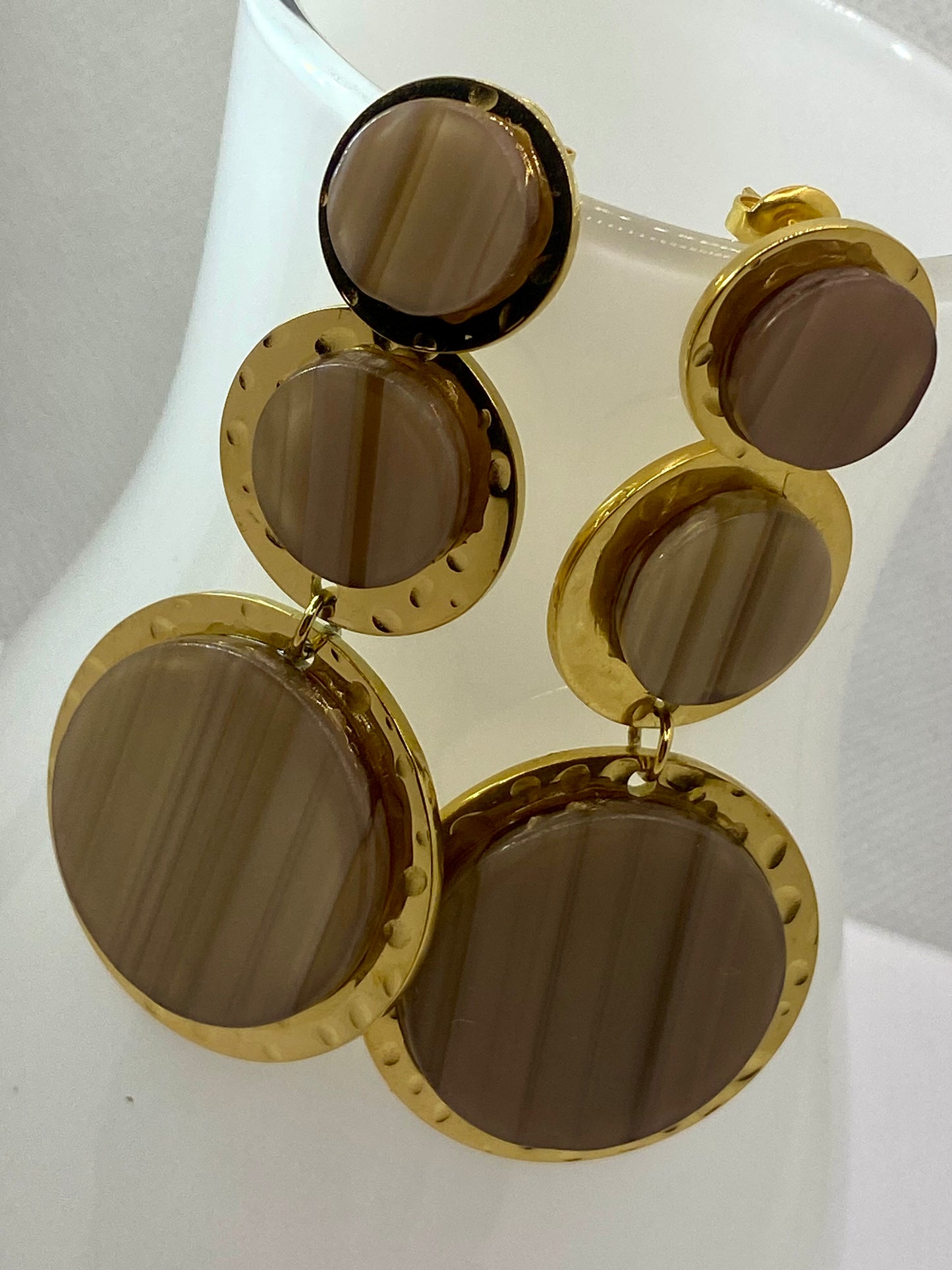 Maxi pendientes dorados con detalles moka
