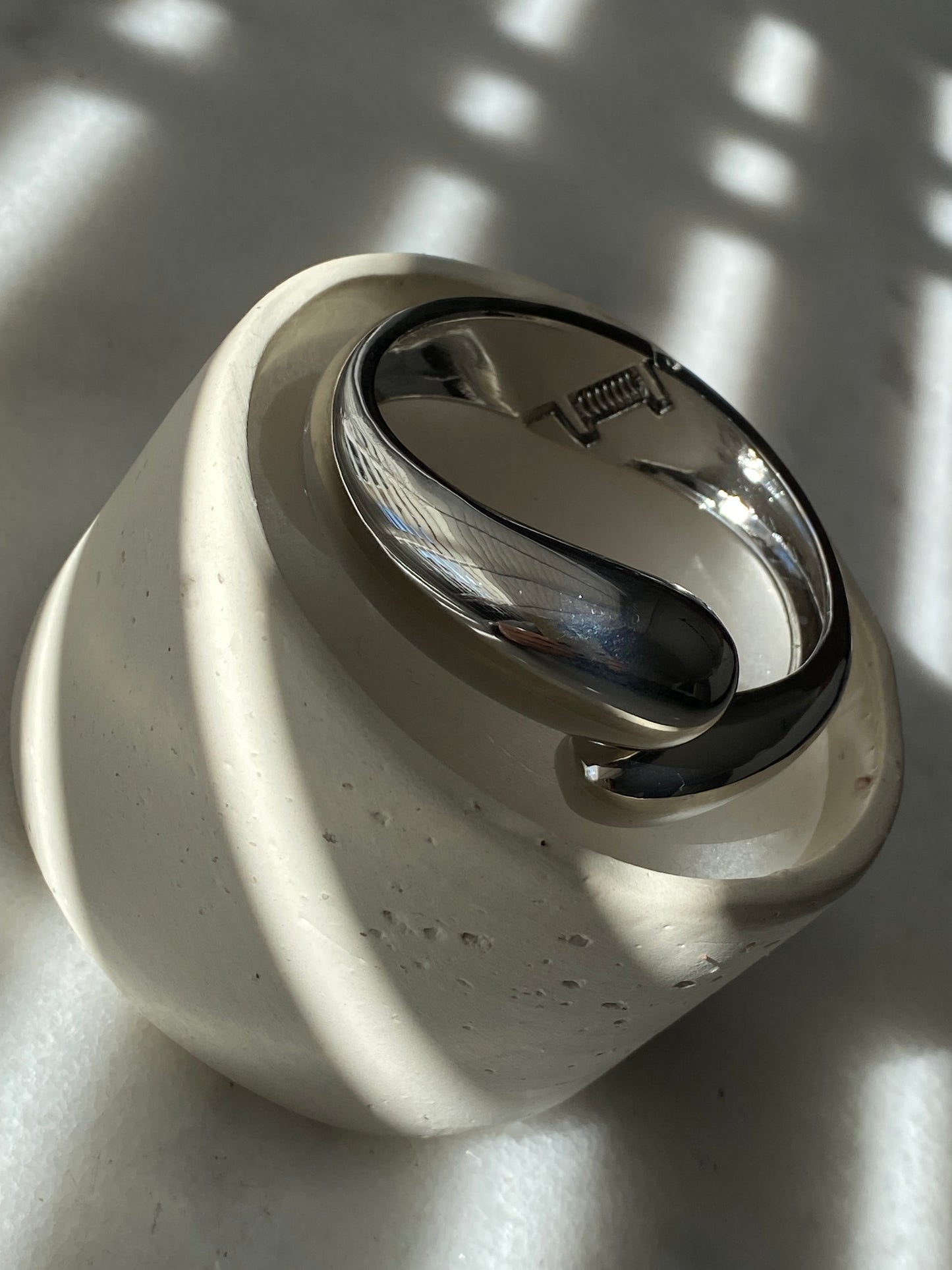 Brazalete rígido plateado