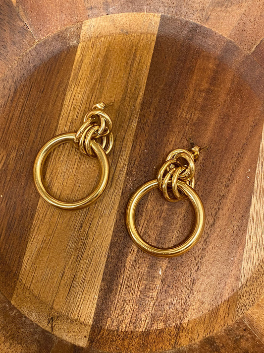Pendientes dorados múltiples aros
