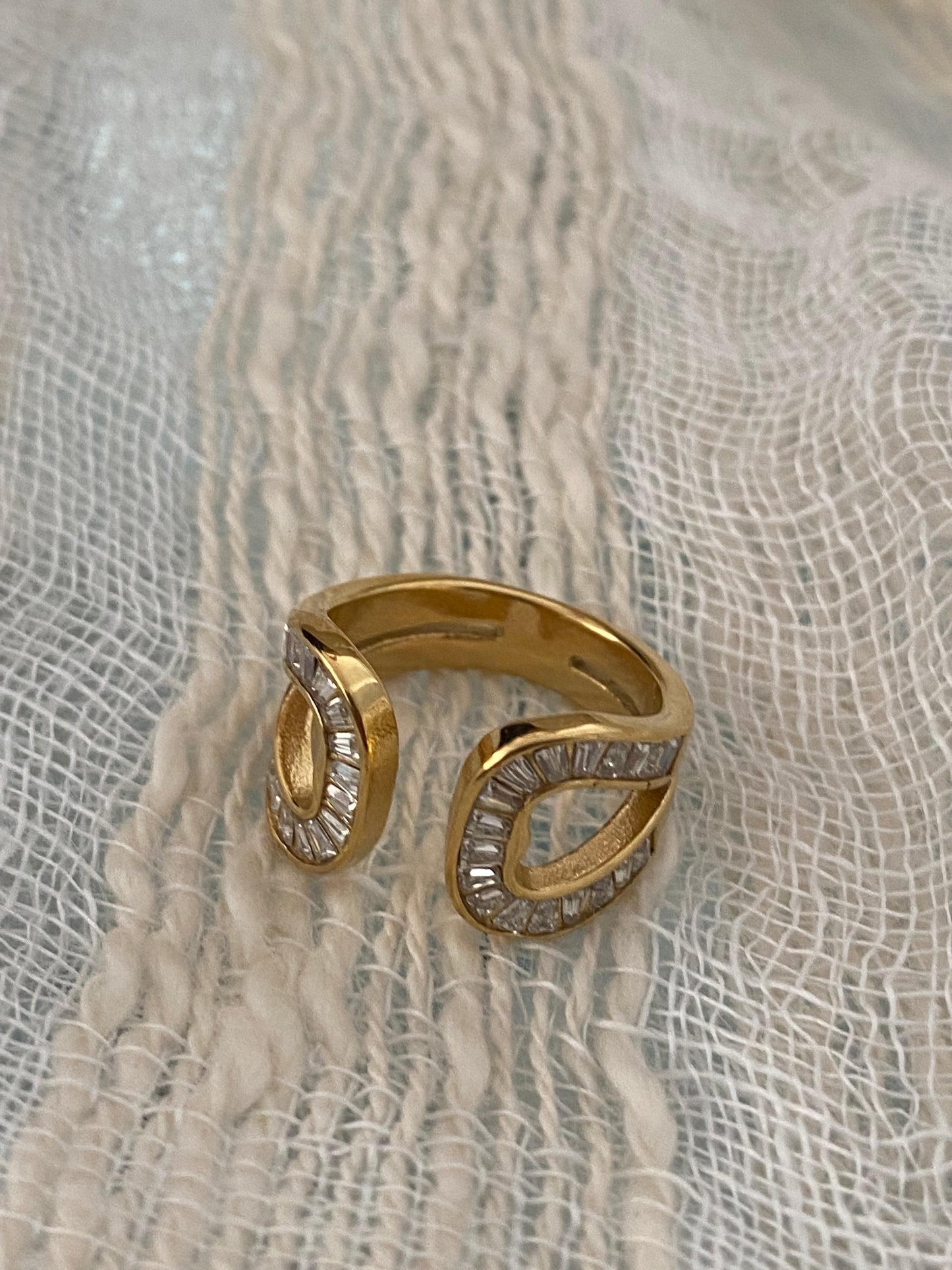 Open ring with zircons