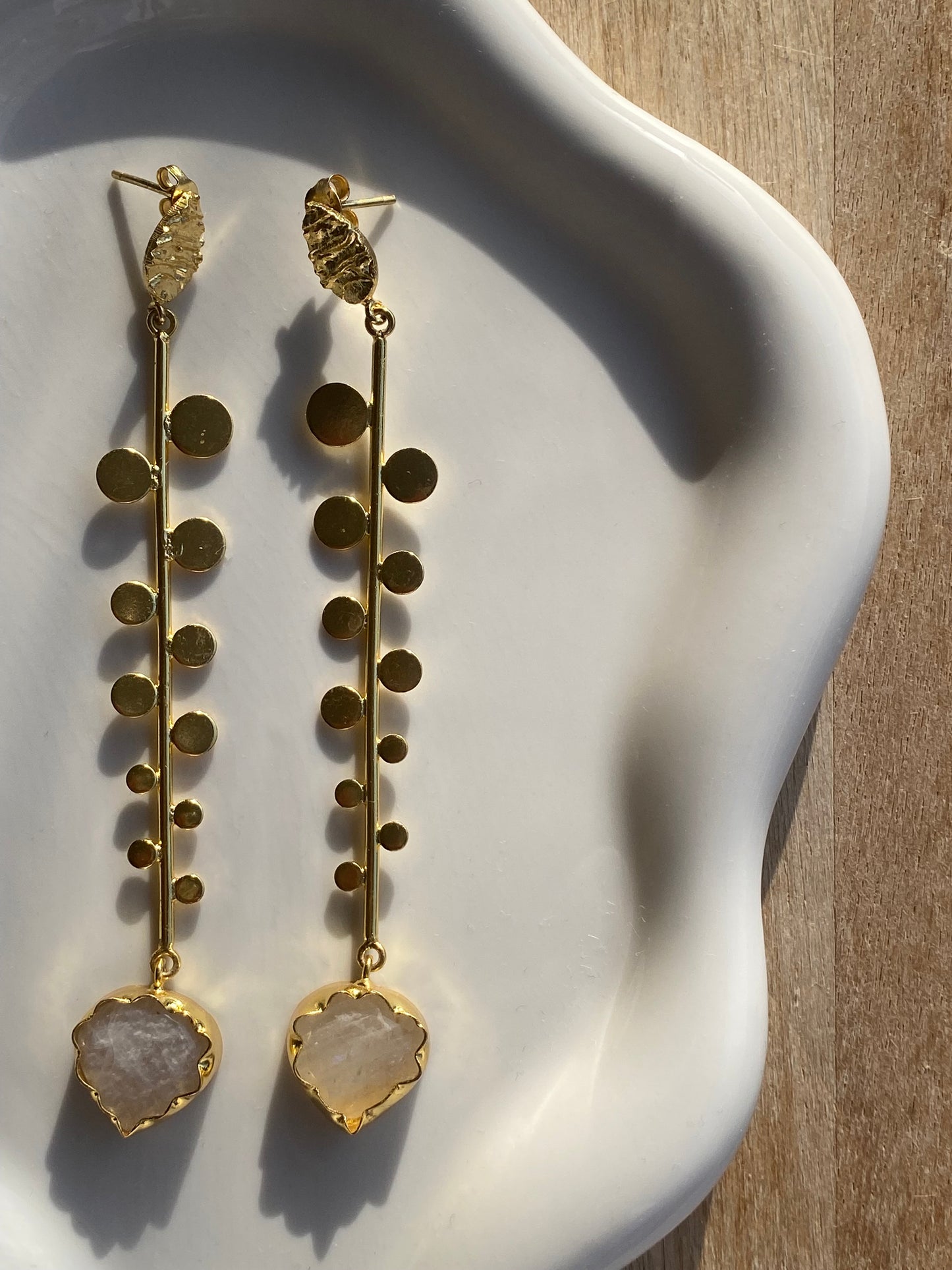 Pendientes largos dorados con piedra natural