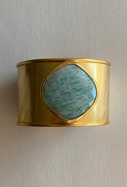 Gold bracelet with natural stone