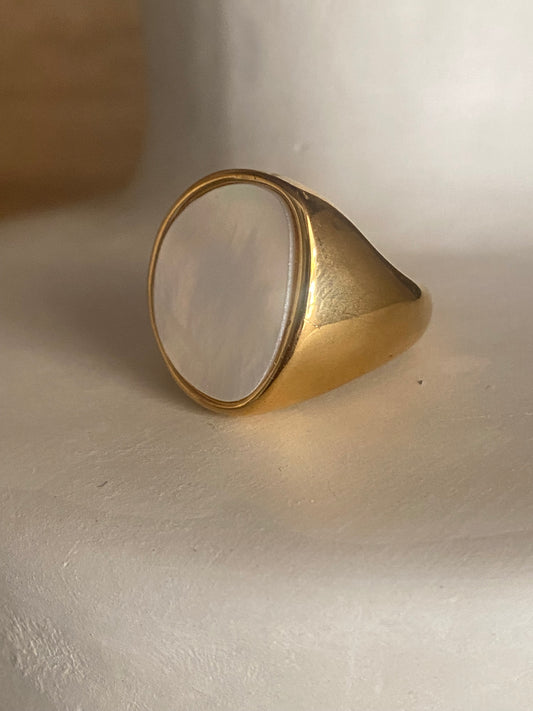 Signet ring with mother-of-pearl